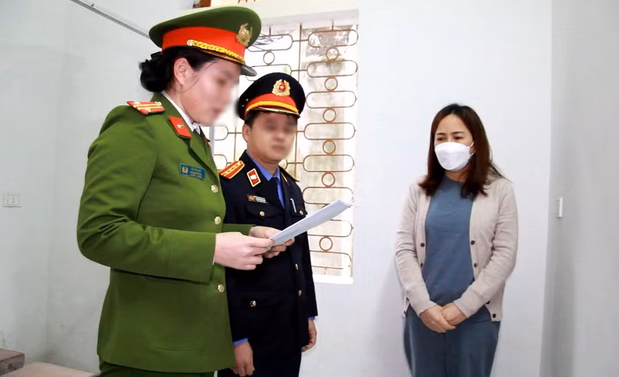 Tống đạt quyết định khởi tố, bắt tạm giam đối với bị can Đinh Thị Hòa về hành vi đưa hối lộ. Tống đạt quyết định khởi tố, bắt tạm giam đối với bị can Đinh Thị Hòa về hành vi đưa hối lộ.