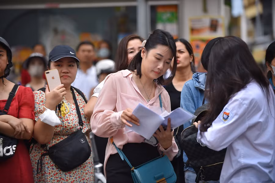 Mẹ cũng hồi hộp xem đề năm nay ra nội dung gì... Mẹ cũng hồi hộp xem đề năm nay ra nội dung gì...