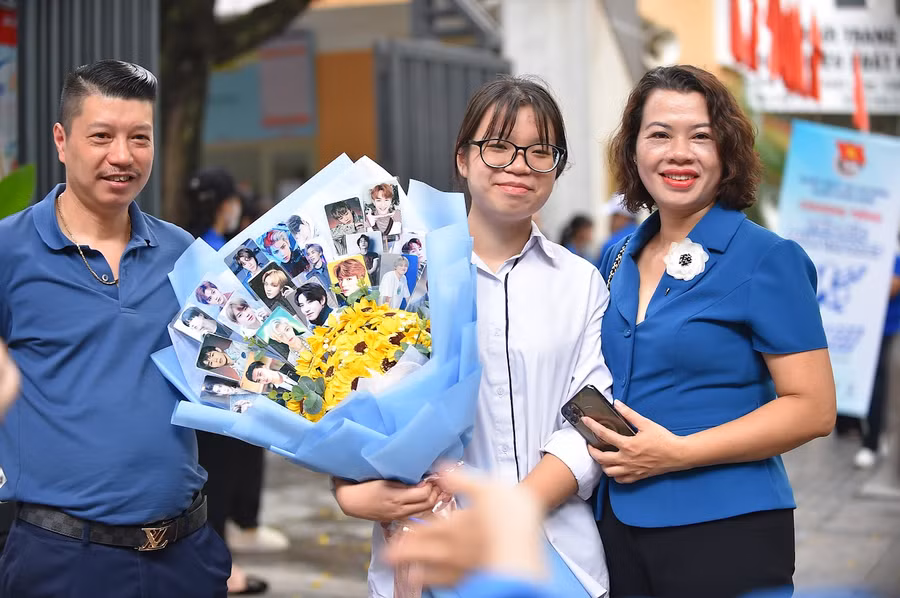 Cầm “bó hoa” hoa hướng dương kèm những bức ảnh các thần tượng K-pop (Hàn Quốc), mẹ con chị Hương nổi bật trước điểm thi tại Trường Ngô Sĩ Liên. Cầm “bó hoa” hoa hướng dương kèm những bức ảnh các thần tượng K-pop (Hàn Quốc), mẹ con chị Hương nổi bật trước điểm thi tại Trường Ngô Sĩ Liên.