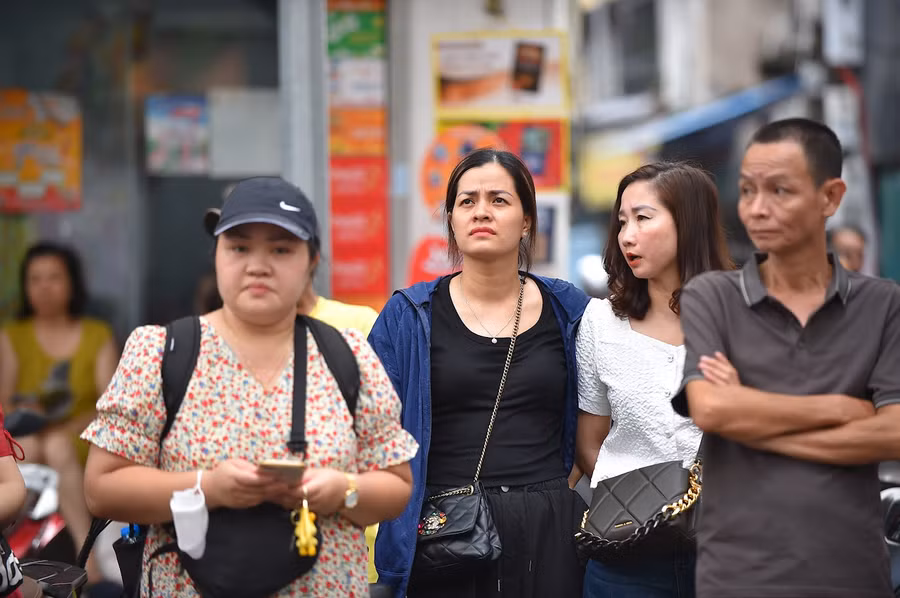 Lo lắng, yêu thương là thế nhưng những người cha người mẹ này không muốn đặt nặng áp lực cho con, họ chỉ muốn con cố gắng hoàn thành bài thi trong tâm lý thoải mái nhất. Lo lắng, yêu thương là thế nhưng những người cha người mẹ này không muốn đặt nặng áp lực cho con, họ chỉ muốn con cố gắng hoàn thành bài thi trong tâm lý thoải mái nhất.
