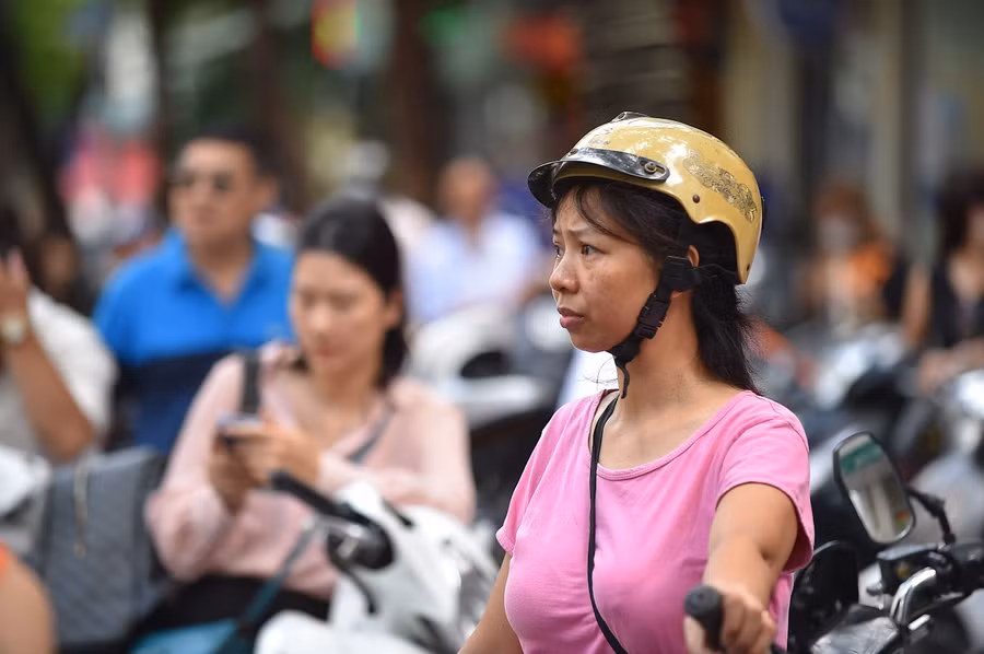 Người mẹ này lẳng lặng một mình đợi con giữa trời nắng. Người mẹ này lẳng lặng một mình đợi con giữa trời nắng.