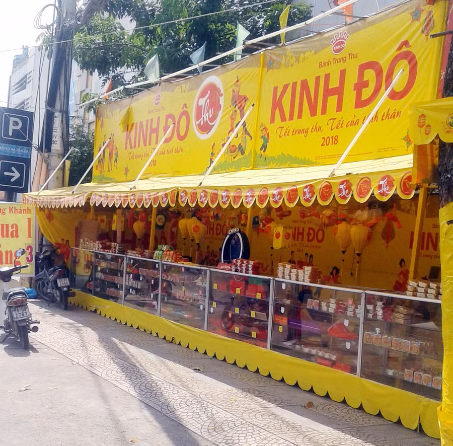 Một trong rất nhiều đại lý bán bánh Trung thu vẫn chiếm dụng vỉa hè