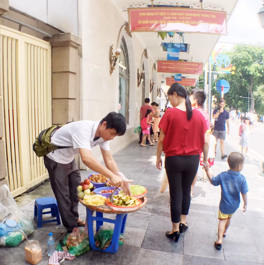 Vỉa hè phố đi bộ là nơi hàng rong hoạt động Vỉa hè phố đi bộ là nơi hàng rong hoạt động