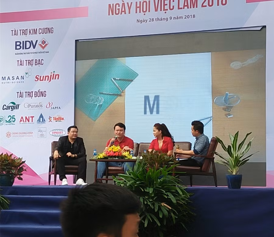 : Diễn giả trao đổi chia sẽ với sinh viên trong ngày hội.