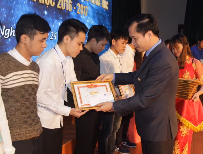 Lãnh đạo Trường ĐH Vinh trao thưởng cho các tập thể tích cực trong NCKH