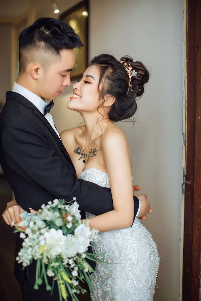 co gai xam hinh me tren lung va man ra mat nha chong tuong lai day bat ngo hinh anh 5