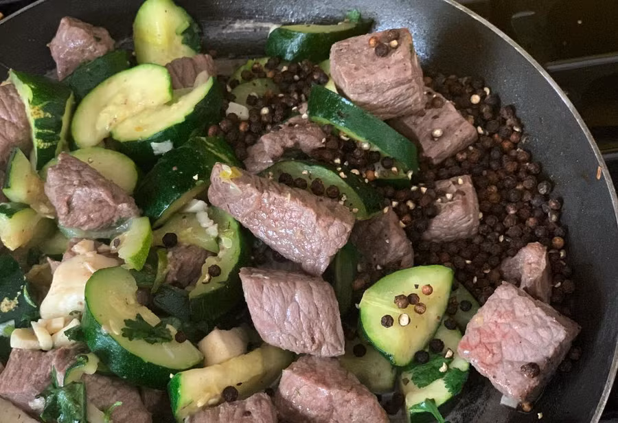 Tiêu xào bí xanh, thịt bò.