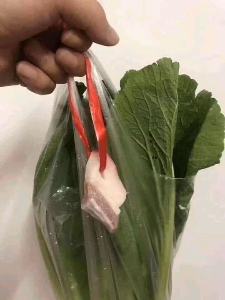 Thịt heo lên giá quá, phải mua tiết kiệm thôi.
