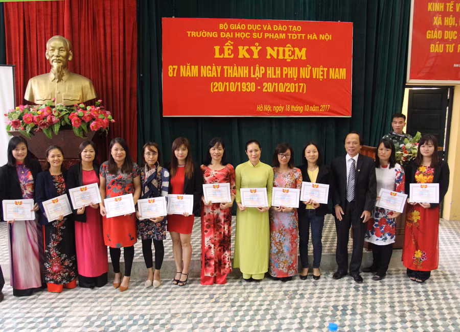 ThS. Hoàng Anh Dũng - Chủ tịch Công đoàn trường trao Giấy chứng nhận phụ nữ “Giỏi việc trường- Đảm việc nhà” xuất sắc.