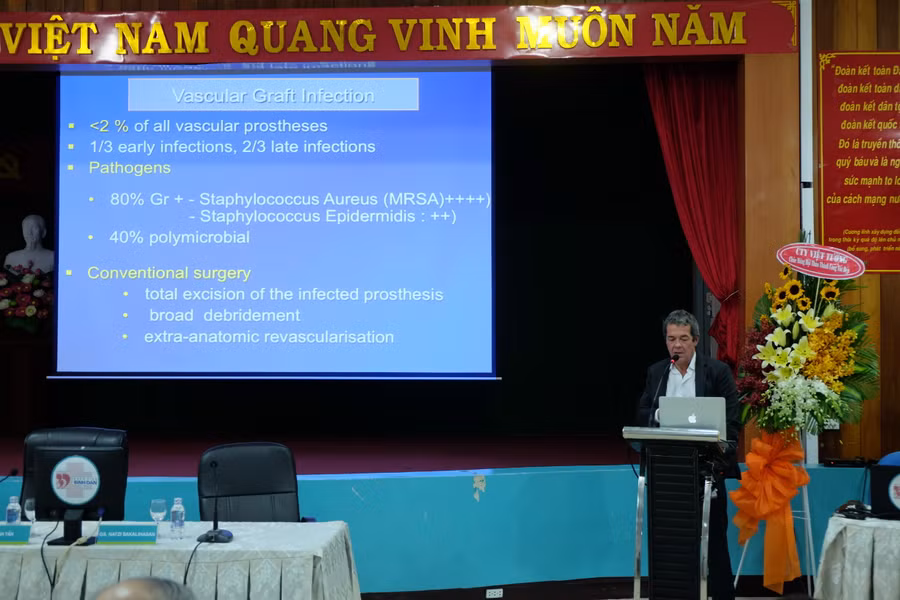 GS Jean Olivier Defraigne báo cáo tại hội thảo GS Jean Olivier Defraigne báo cáo tại hội thảo