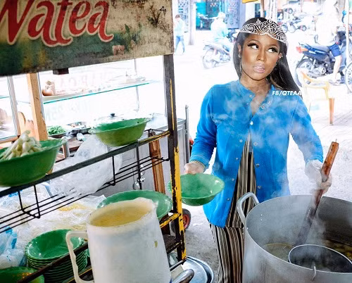 Nữ rapper Nicki Minaj bán hủ tiếu nhưng không quên mang vương miện.