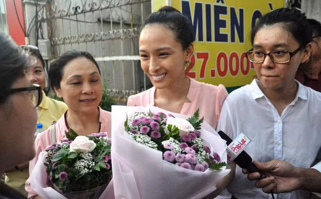 cuoc song cua hoa hau phuong nga sau hon 1 nam tai ngoai ra sao? hinh anh 2