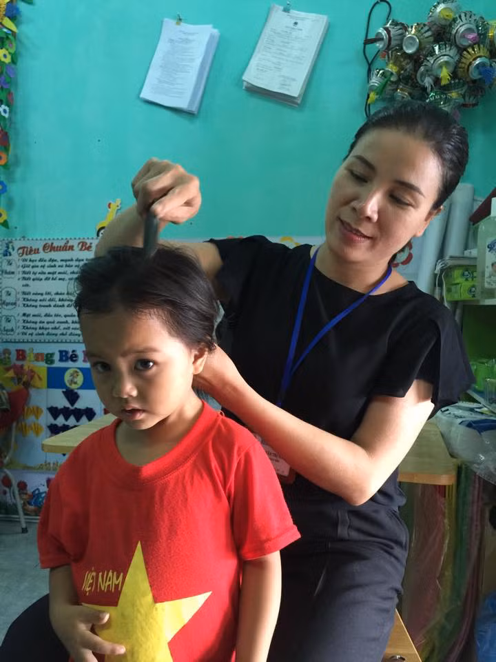 Cô giáo như mẹ hiền. Ảnh: Thanh Long Cô giáo như mẹ hiền. Ảnh: Thanh Long