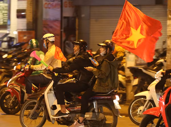 Nhiều người mang theo cờ, kèn vuvuzela đi lên Hồ Gươm. anmung1-3928-1543069747.jpg
