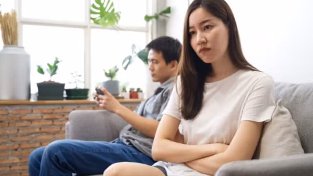 Tức giận, đau đớn và bối rối là những cảm xúc rất thường gặp sau khi bạn biết được sự việc đối phương lừa dối. (Ảnh: ITN).
