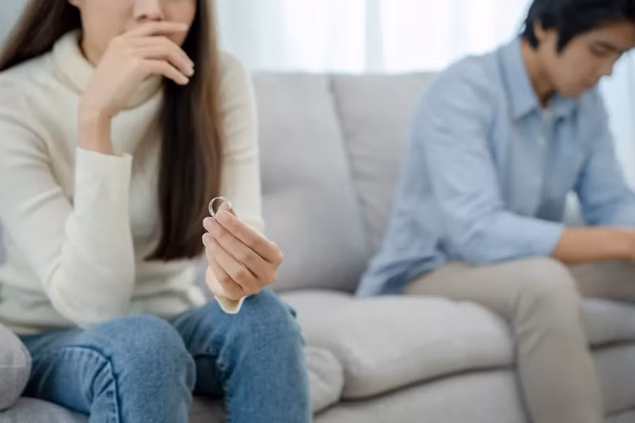 Ngay cả khi bạn không muốn ở bên người chồng từng làm bạn tổn thương, sự tha thứ vẫn là điều tích cực cho chính bạn. (Ảnh: ITN).