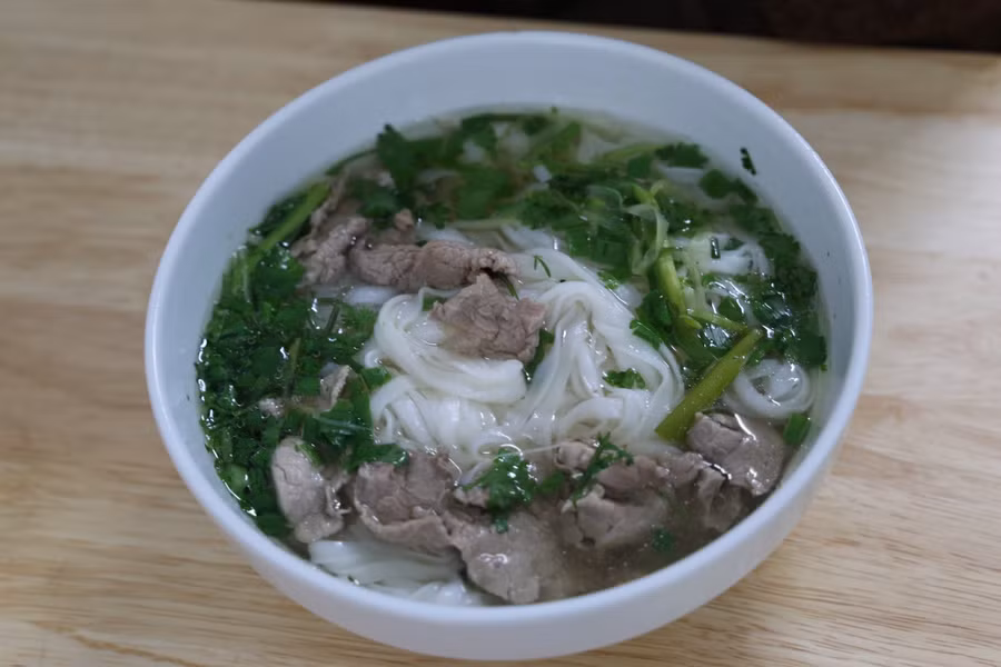 Món ăn chủ quán thiết đãi các vị khách quý hôm nay là món ăn truyền thống của người Việt Nam – Phở bò.