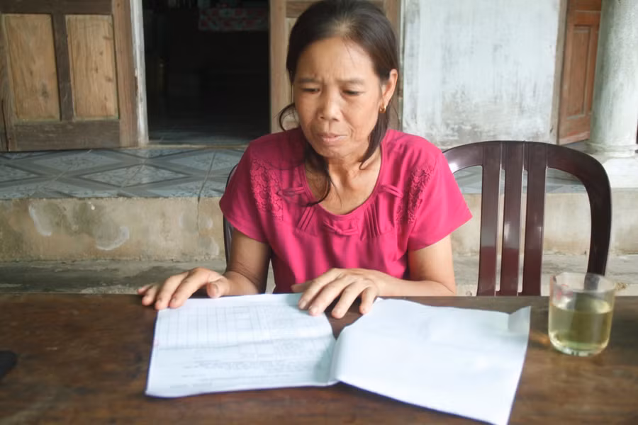 Quyết định về hưu của cô Trương Thị Lan khiến cô và tập thể giáo viên nhà trường bật khóc Quyết định về hưu của cô Trương Thị Lan khiến cô và tập thể giáo viên nhà trường bật khóc