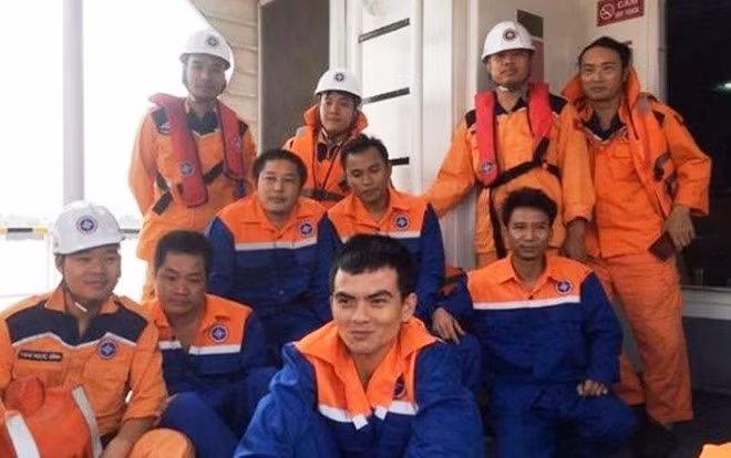 Cứu thành công 12 thuyền viên bị chìm cùng tàu 4.700 tấn ở Nghệ An