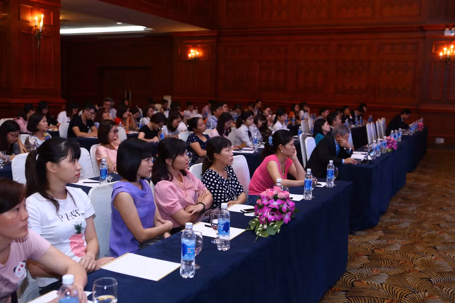 Hội nghị với sự tham dự của hơn 100 bác sĩ và nhân viên y tế tại TP Hà Nội.