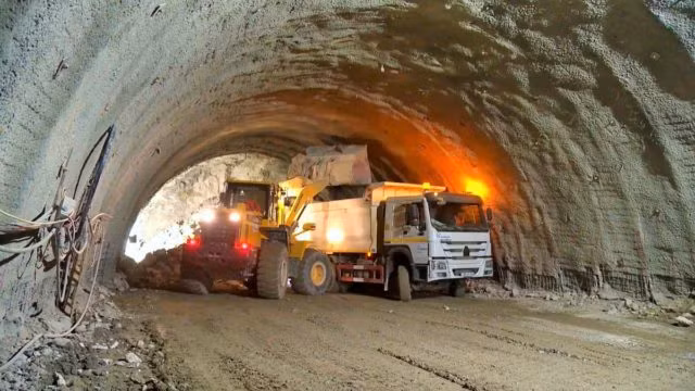 Công nhân đang thi công đường hầm trong dự án Zangezur Corridor