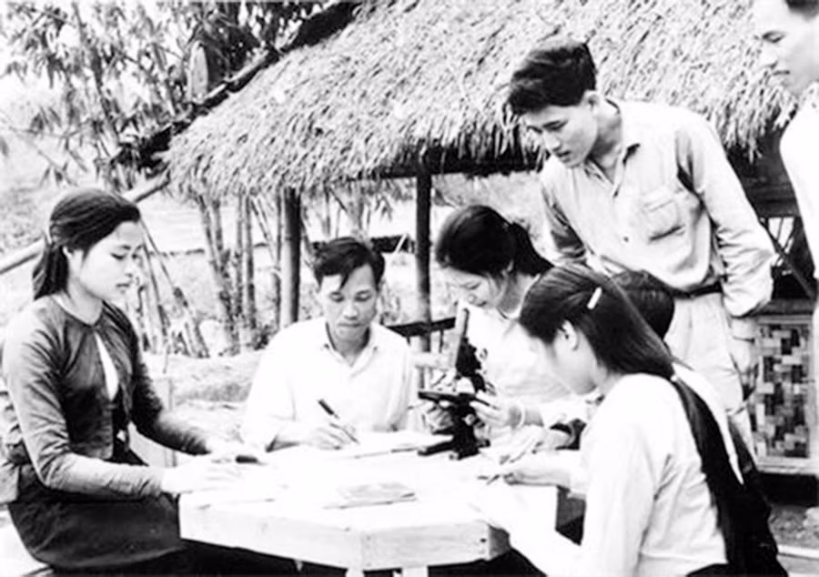 Lực lượng sư phạm trong vùng kháng chiến đóng vai trò quan trọng để công tác tiếp quản giáo dục thành công. Ảnh tư liệu