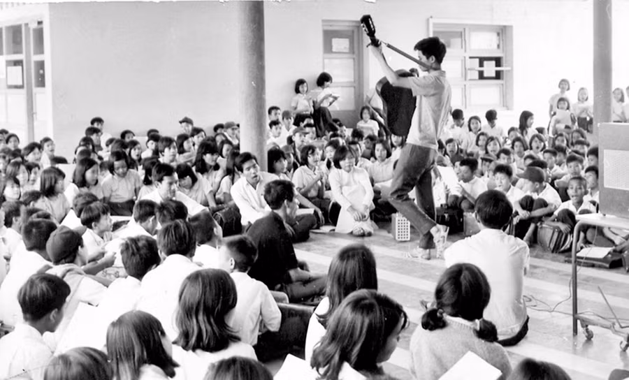 Nhạc sĩ Nguyễn Đức Quang trong phong trào Hát cho đồng bào tôi nghe tại Sài Gòn. Ảnh tư liệu