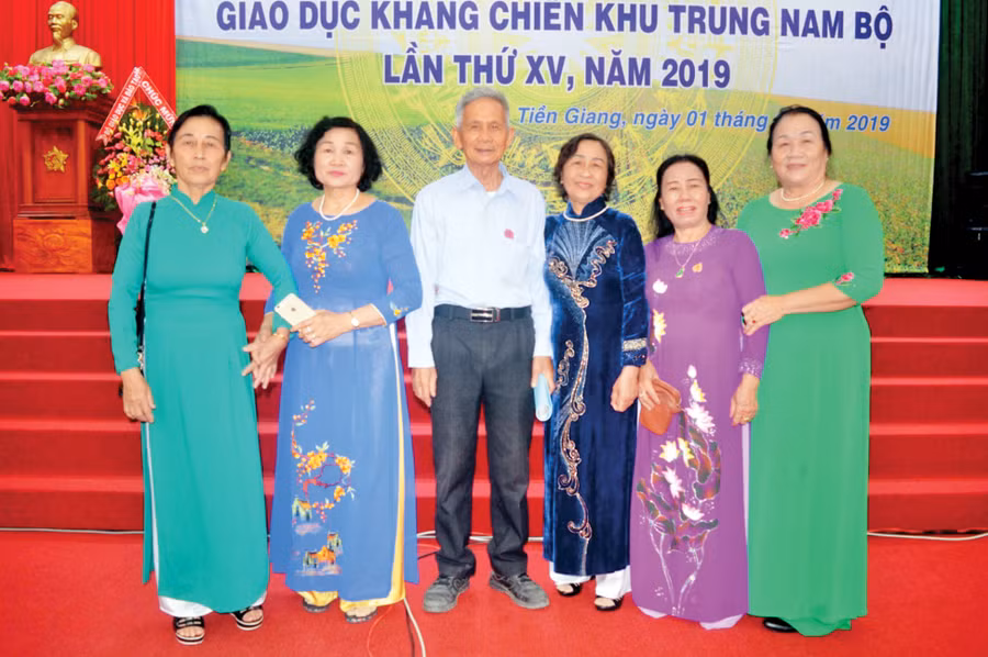 Nhà giáo Chu Cấp cùng đồng nghiệp GD khu 8 tại Tiền Giang 2019. Ảnh: TG