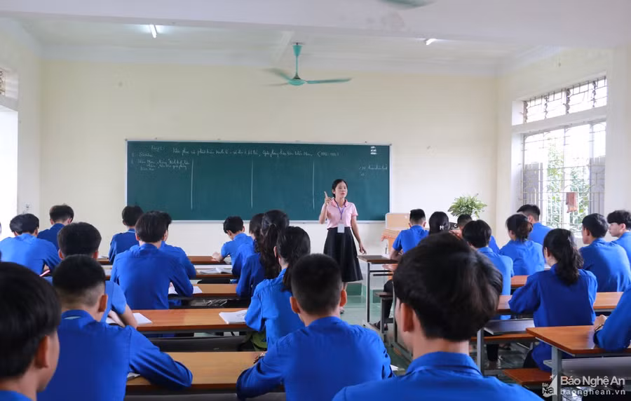 Tiết ôn tập của học sinh lớp 12 - Trường Trung cấp Kinh tế - Kỹ thuật Hồng Lam