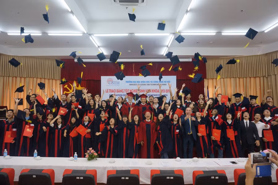 Trường Đại học Việt Pháp: Học trong nước, tiếp thu nền khoa học quốc tế
