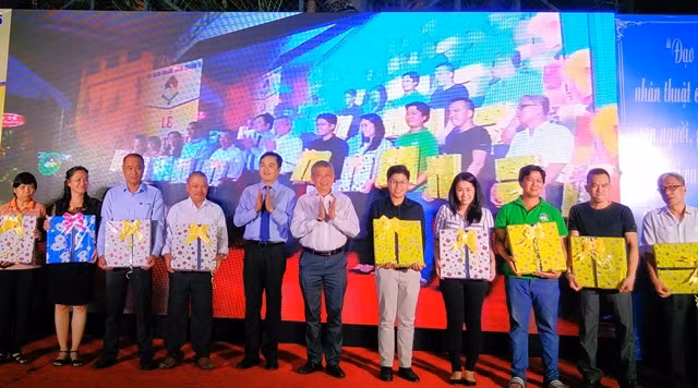 Ông Bùi Tá Hoàng Vũ – GĐ Sở Du Lịch TPHCM cùng các Lãnh đạo Quận 5 cắt băng giới thiệu tuyến phố Đông y Lương Nhữ Học. 