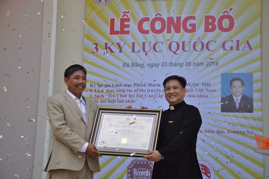 Cựu chiến binh Trần Văn Xuất (bên trái ảnh) xác lập kỷ lục quốc gia với “Mô hình cột chủ quyền biển đảo Trường Sa Đông bằng đá hoa cương lớn nhất trên đất liền”
