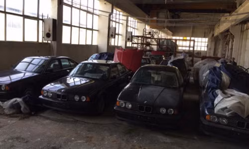Những chiếc BMW đời cũ chưa lăn bánh trong nhà kho ở Bulgaria. Ảnh: Autoclub Những chiếc BMW đời cũ chưa lăn bánh được phát hiện trong nhà kho ở Bulgaria.