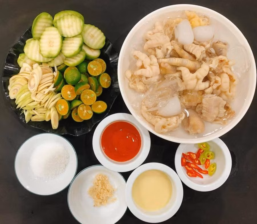 Vớt chân gà ra xả qua nước lạnh rồi thả vào tô nước đá cho chân giòn.