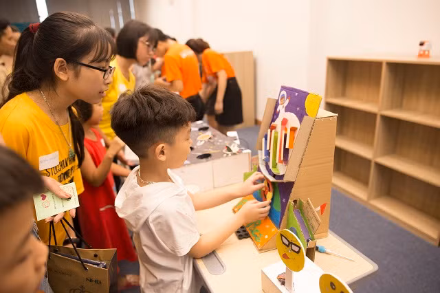 Học sinh trải nghiệm với phương pháp giáo dục STEM.