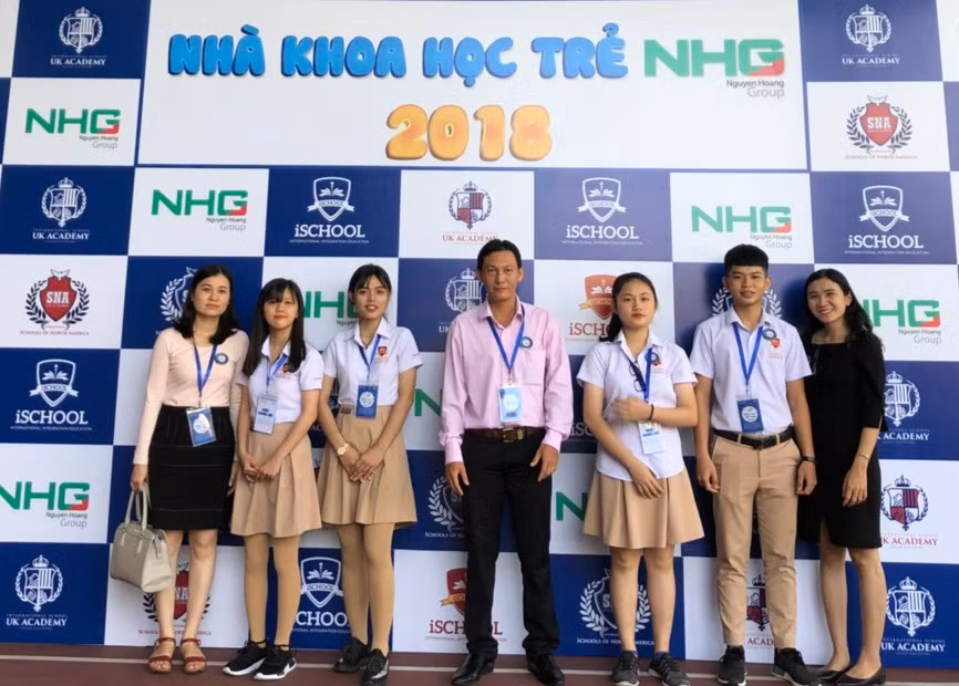Thầy cô cùng hai nhóm thi tại Vòng chung kết diễn ra tại Thành phố Hồ Chí Minh