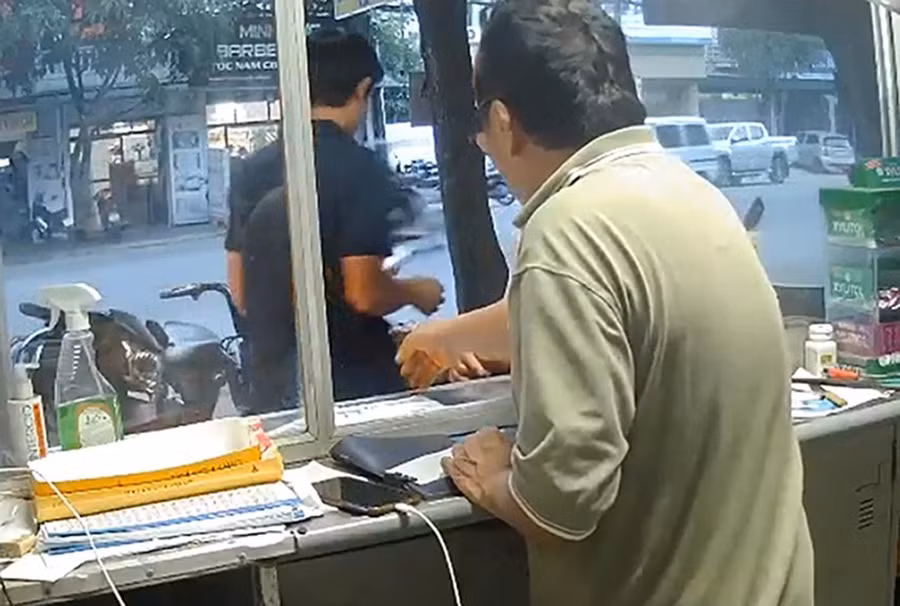 Nam thanh niên bỏ đi khi chưa thanh toán số tiền 2 triệu đồng. Ảnh cắt từ clip