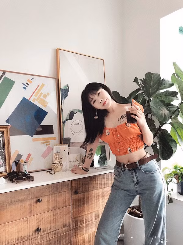 4 món đơn giản diện hằng ngày giúp chị em “nấm lùn” cao như cô nàng mét 7 ảnh 2 ba met be doi ma trong cao rao chang thua hoi 1m7, day la 4 mon chi em can sam - 3