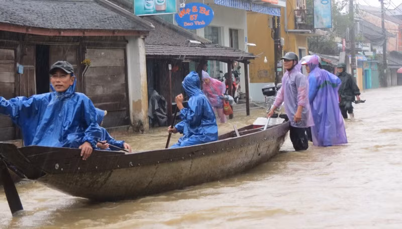 Dân vùng lũ vật lộn trước cơn lũ kéo dài Dân vùng lũ vật lộn trước cơn lũ kéo dài