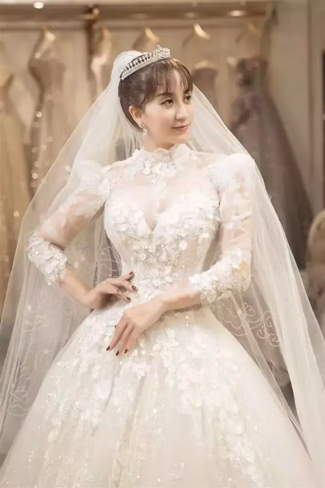 Khánh Thi thử áo cưới.