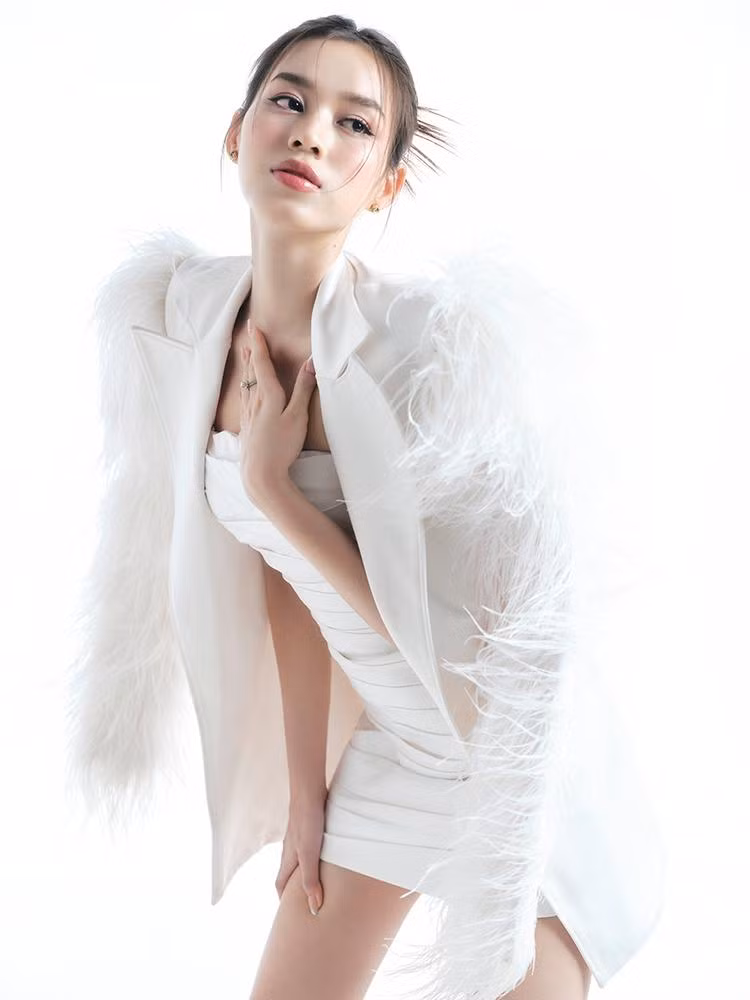 Sở hữu vẻ đẹp trong sáng, thuần khiết cùng gương mặt cá tính hiện đại. Cô nàng luôn biết biến hoá đa dạng, tài tình trong từng phong cách và không ngại thay đổi hình tượng để bản thân luôn mới mẻ trong mắt khán giả. Sở hữu vẻ đẹp trong sáng, thuần khiết cùng gương mặt cá tính hiện đại. Cô nàng luôn biết biến hoá đa dạng, tài tình trong từng phong cách và không ngại thay đổi hình tượng để bản thân luôn mới mẻ trong mắt khán giả.