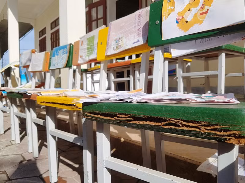 Qua 2 đợt mưa lũ liên tiếp thời gian qua tại Hà Tĩnh, thiệt hại về đồ dùng học tập, sách vở của học sinh tại trường là khá lớn.