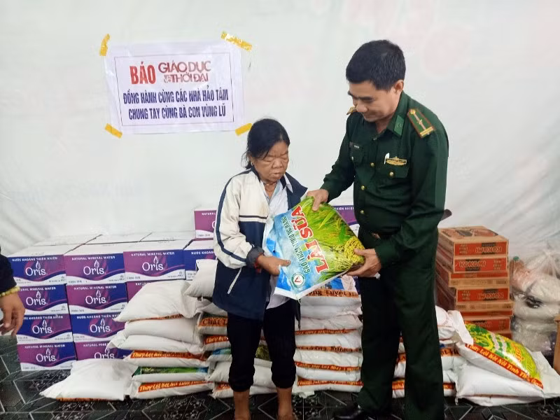 Đại diện biên phòng Hà Tĩnh trao quà cho bà con dân tộc Chứt.