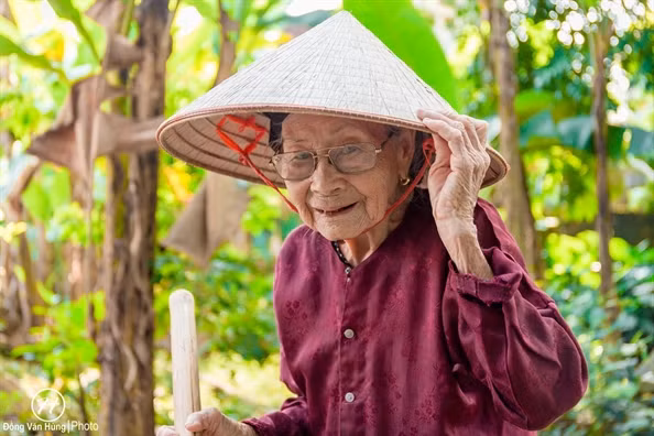 rung dong voi nhung buc anh cua chang trai "danh ca thanh xuan" chup ba ngoai 100 tuoi hinh anh 5