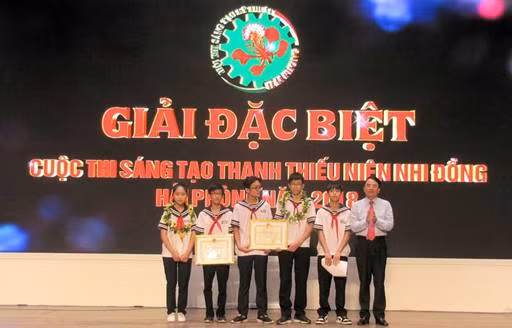 Ảnh sản phẩm “Máy sục khí bằng năng lượng gió” đạt giải đặc biệt trong cuộc thi Sáng tạo thanh thiếu niên nhi đồng Hải Phòng" năm 2018 Ảnh sản phẩm “Máy sục khí bằng năng lượng gió” đạt giải đặc biệt trong cuộc thi Sáng tạo thanh thiếu niên nhi đồng Hải Phòng" năm 2018