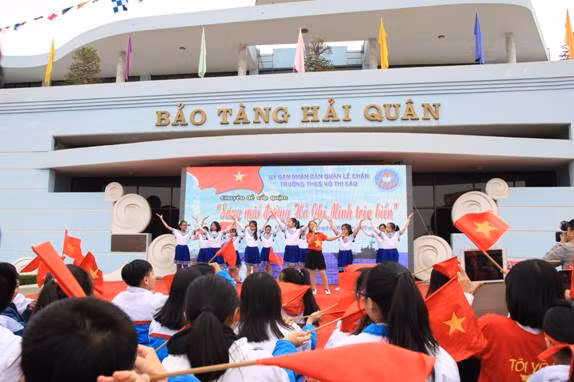 Tiết mục văn nghệ của học sinh tại chuyên đề “Sống mãi đường Hồ Chí Minh trên biển”
