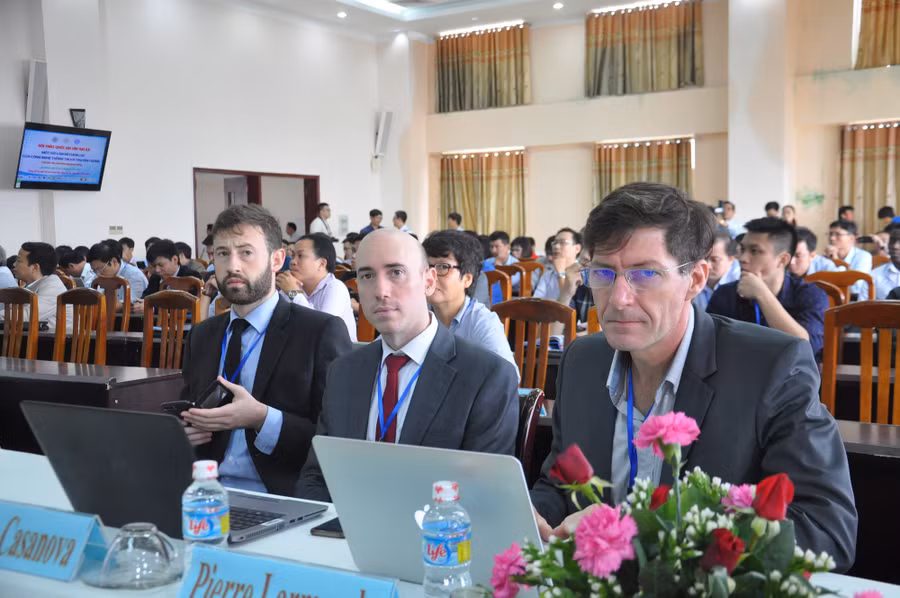 Các nhà khoa học đến từ Cộng hòa Pháp. Các nhà khoa học đến từ Cộng hòa Pháp.
