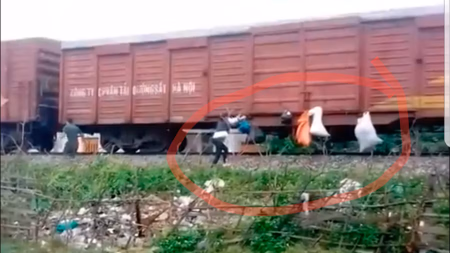 Đang xác định người dân treo rác lên tàu chở hàng