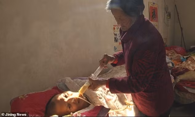 Bà Wei mỗi ngày đều chăm sóc từng bữa ăn, viên thuốc cho con trai. Ảnh: Jining news