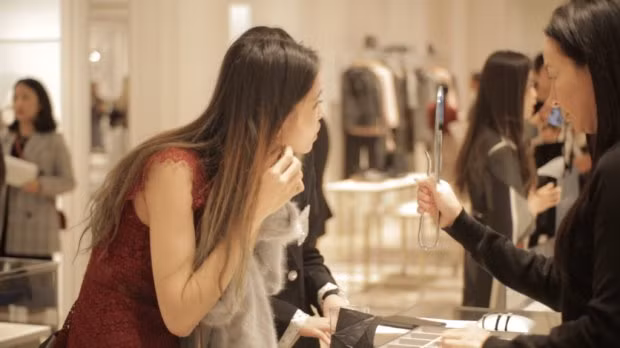 Một nữ sinh viên đang thử đôi hoa tai của Dior Hé lộ những chuyến mua sắm đặc biệt của du học sinh Trung Quốc tại Mỹ